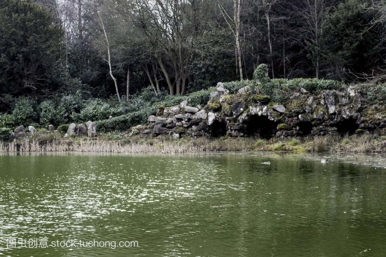 英国伊舍克莱门特景观花园的石窟古桥