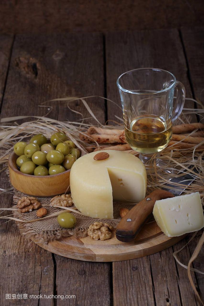 西班牙 Manchego 奶酪, 白葡萄酒, 橄榄和坚果