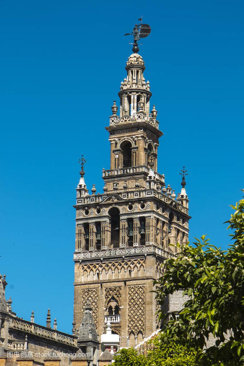 西班牙塞维利亚大教堂塔的顶端, 在明亮的蓝天