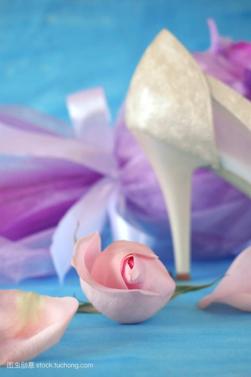 婚礼作文。粉红色玫瑰的特写。高跟鞋和礼品包