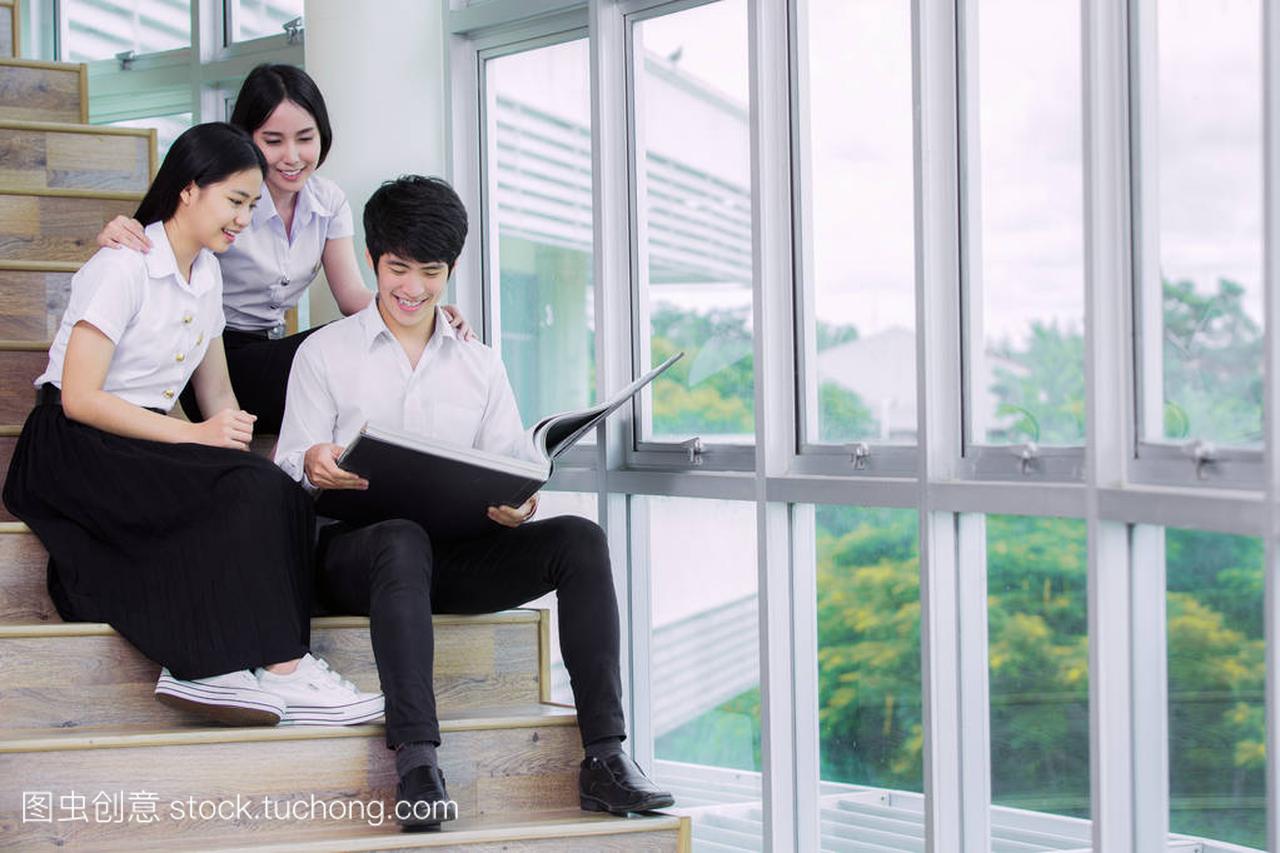 泰国大学亚洲学生组坐在图书馆放松, 这个 imm