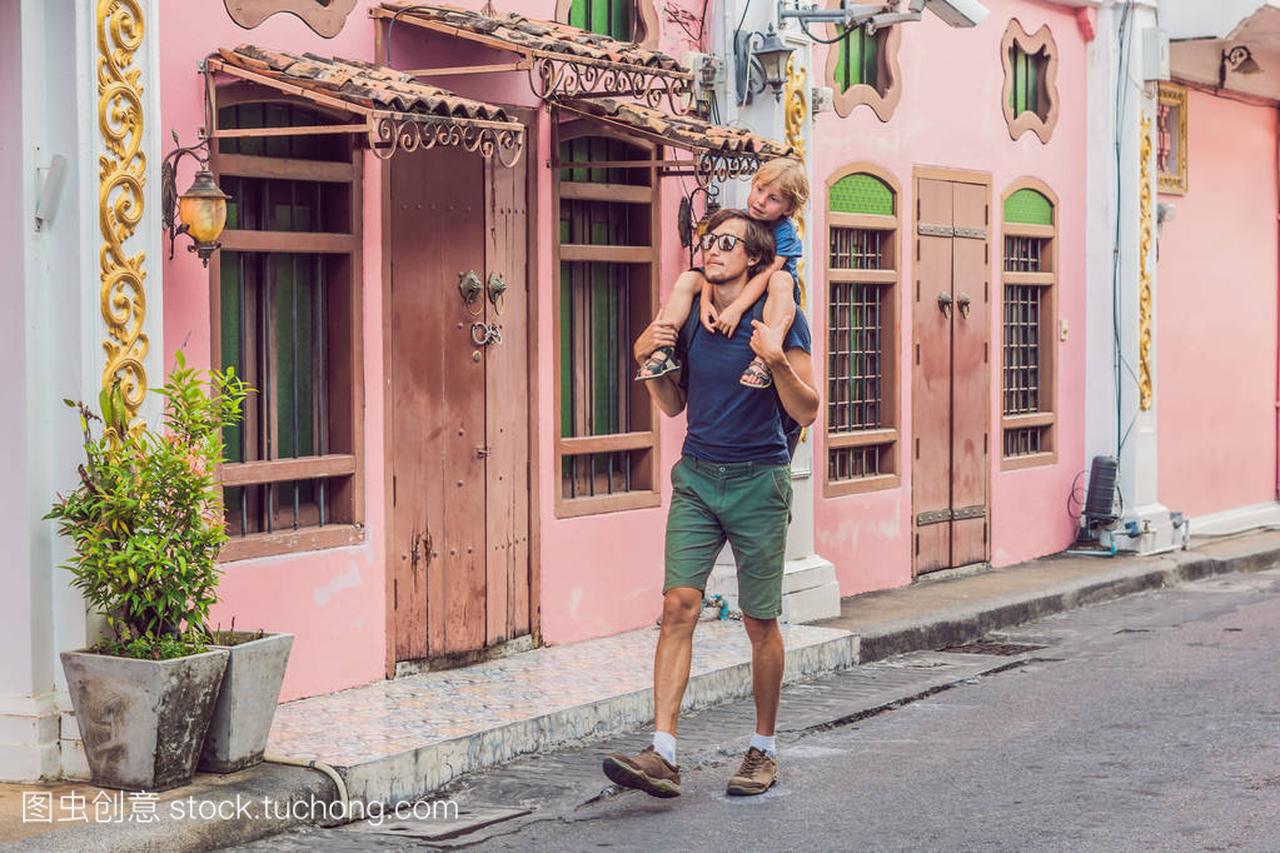 爸爸和儿子走在街上的葡萄牙风格的罗姆人在普