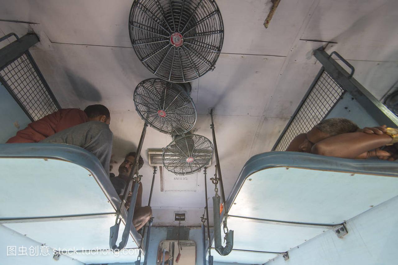 印度旅客在2月26日在新德里的一列火车上。2