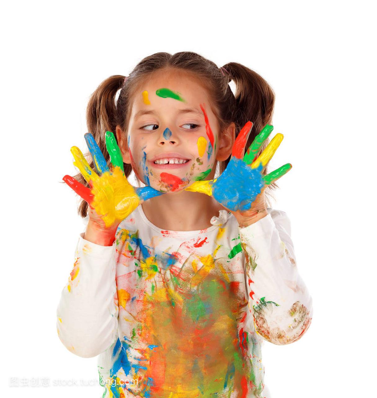 滑稽的女孩用手和脸覆盖在白色背景上的油漆隔