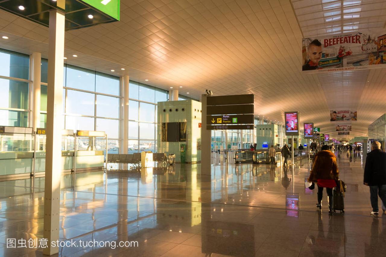 旅客带行李在巴塞罗那国际机场