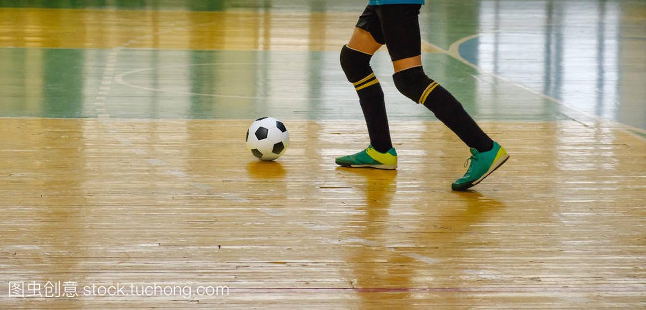 儿童青少年训练足球室内足球室内体育馆。足球