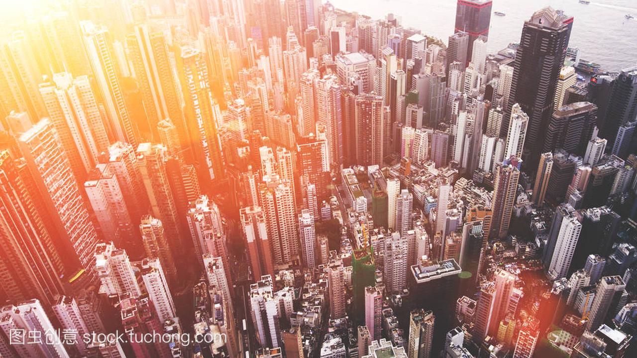 顶视图从飞上海发达的大都会城市,摩天大楼办