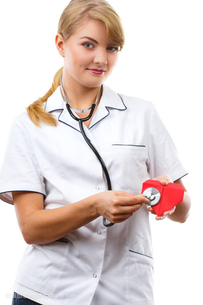 微笑的妇女医生与听诊器检查红色心脏, 医疗保