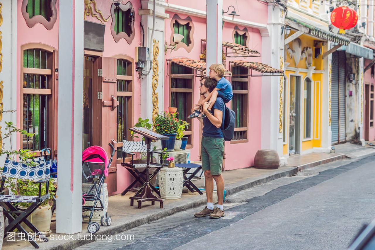 爸爸和儿子走在街上的葡萄牙风格的罗姆人在普