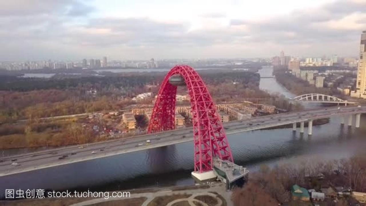 莫斯科城市发展中的斜拉桥与汽车交通