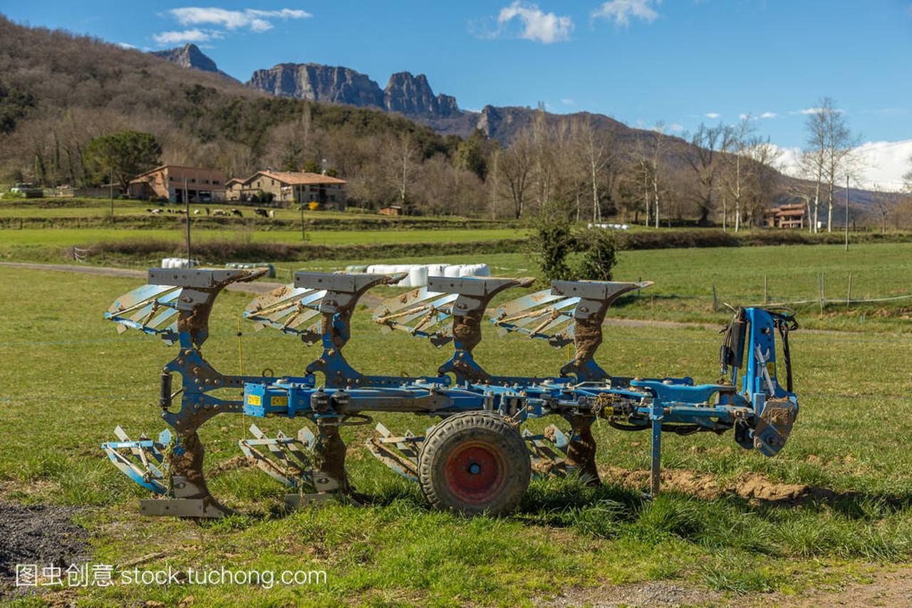 西班牙加泰罗尼亚农田景观的犁耕机