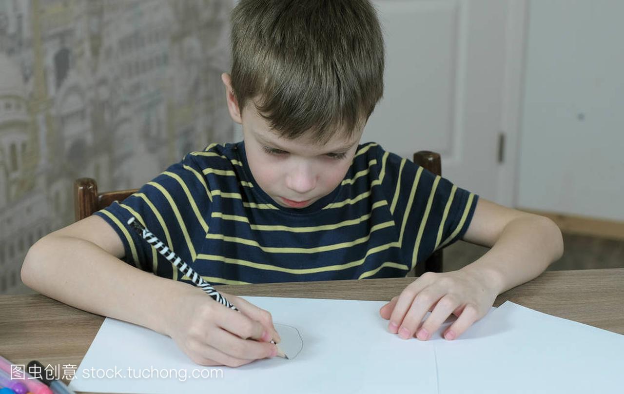 七年的男孩在条纹 t恤画椭圆形与一个简单的铅