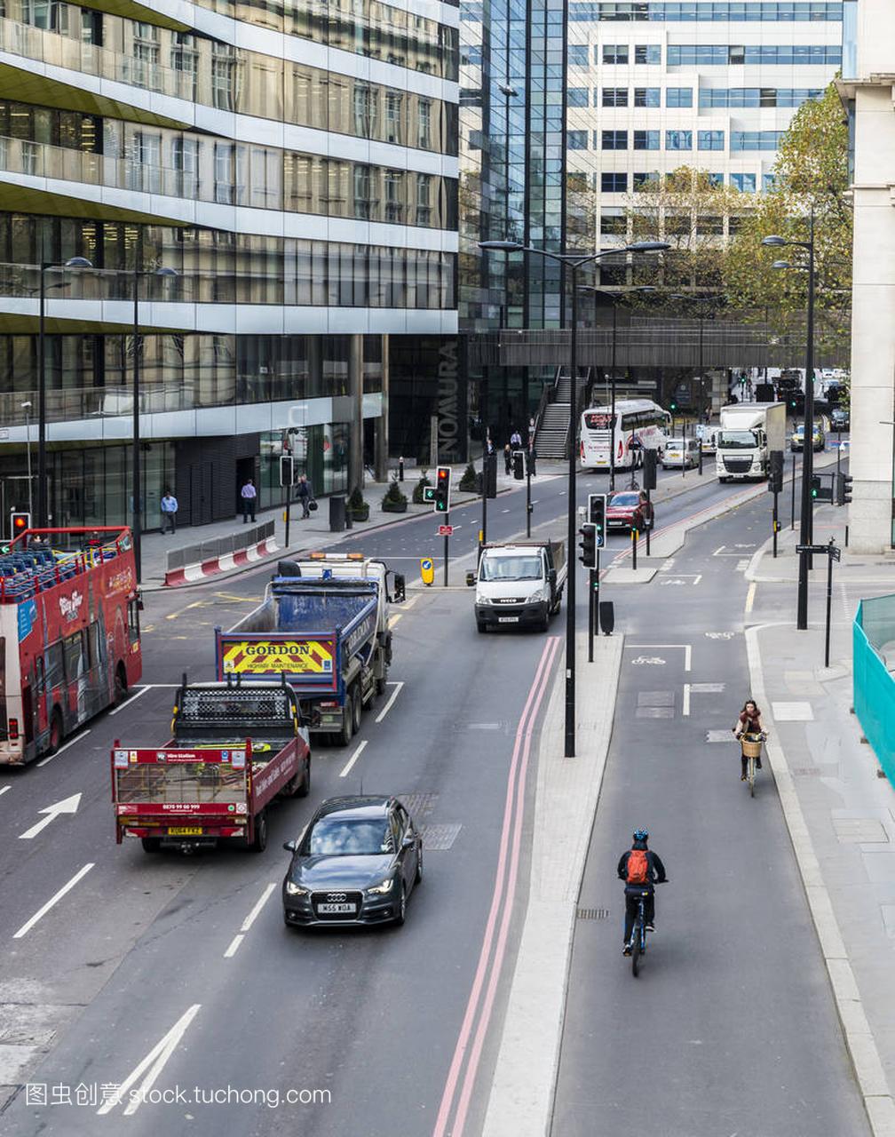 伦敦金融城上泰晤士街安全隔离单车车道上的骑