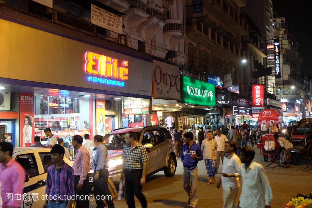 晚上时间购物附近的新市场在加尔各答, 印度于