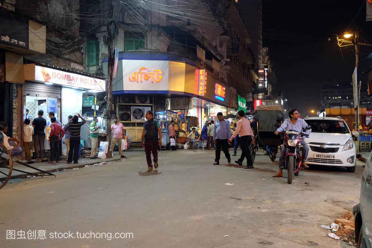 晚上时间购物附近的新市场在加尔各答, 印度于