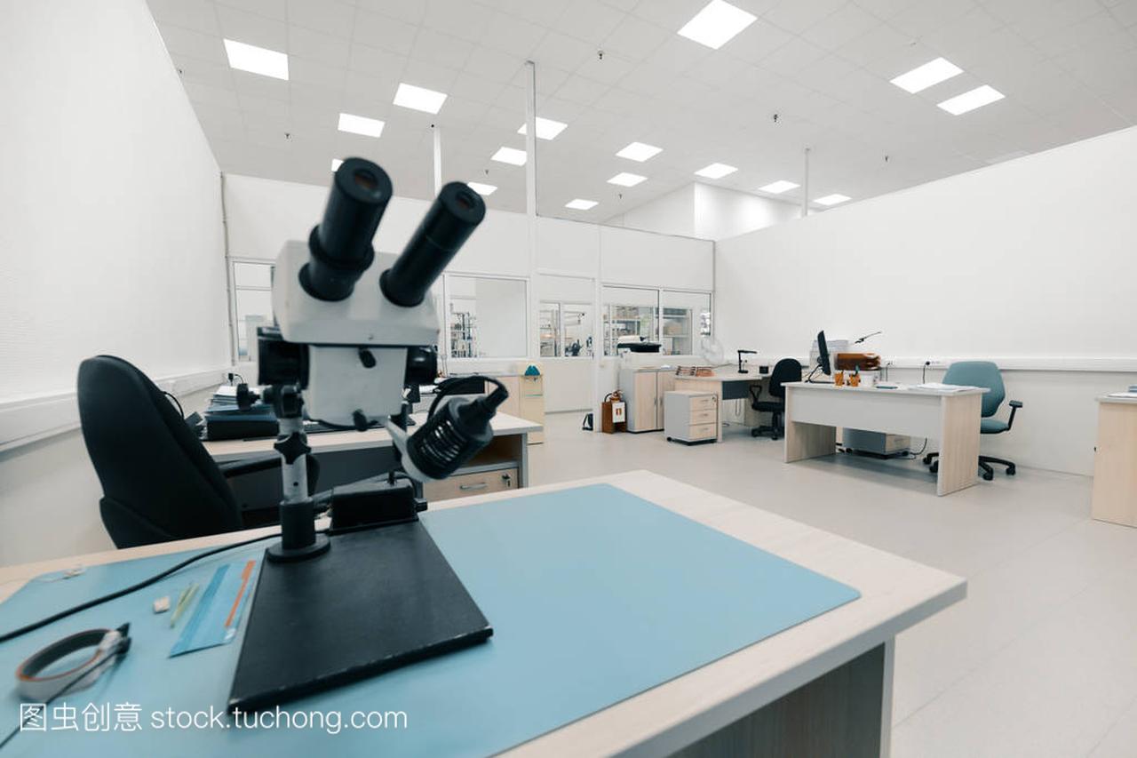 工业光学显微镜。电子线路板质量控制工作场所