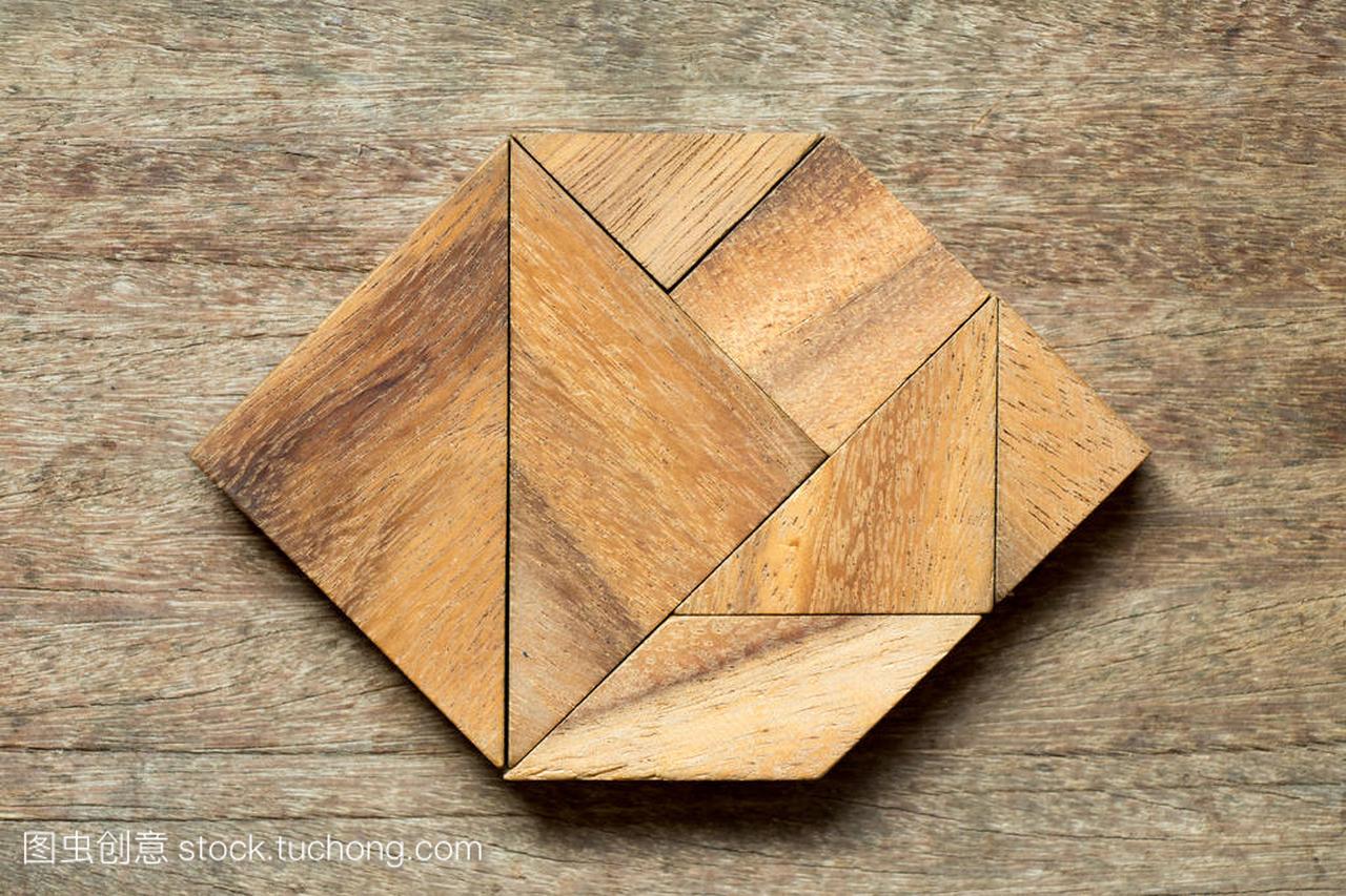 木质背景上六边形形状的七巧板拼图