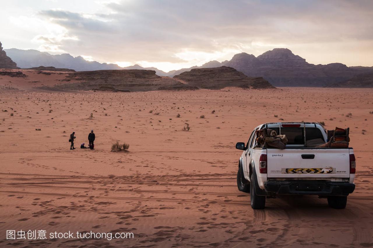 车吉普和旅游家庭在干河朗姆酒沙漠在约旦