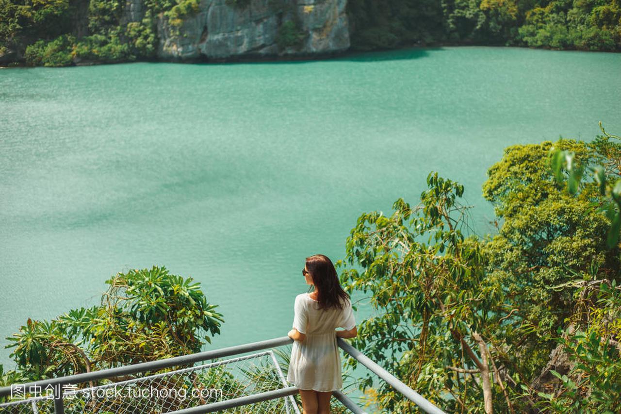 泰国苏梅岛昂通国家公园海景湾妇女的后景色