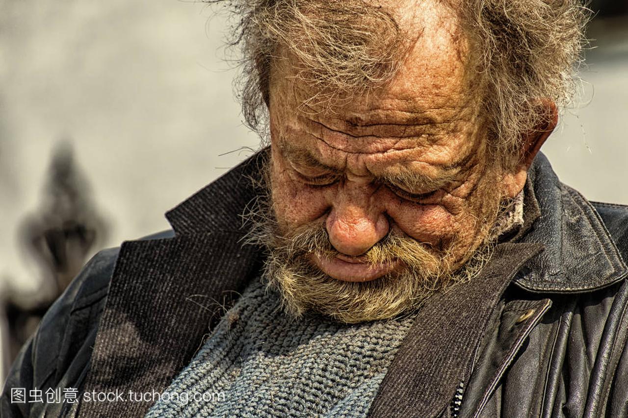 Zolochiv, 乌克兰-2018年4月10日: 无家可归的人
