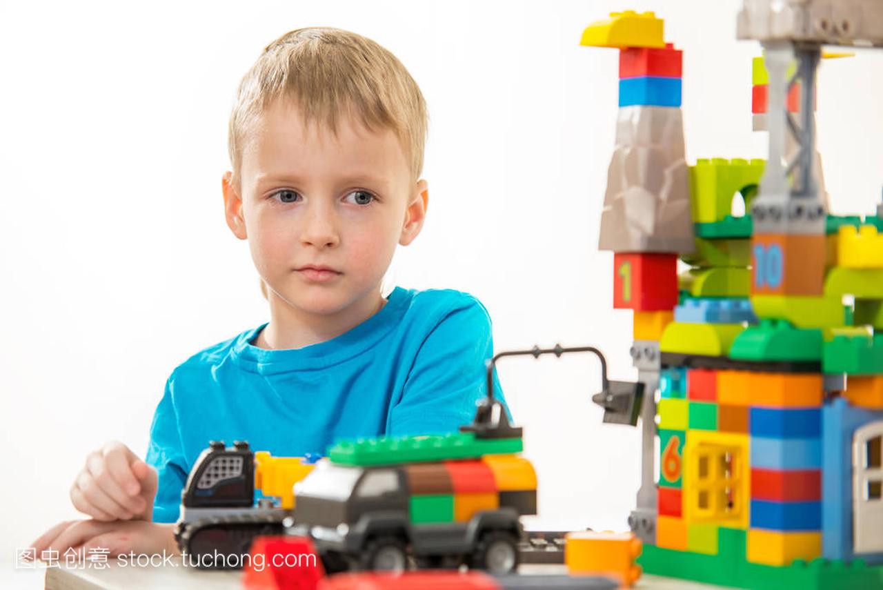 6岁的男孩玩积木玩具塑料塑料设计师