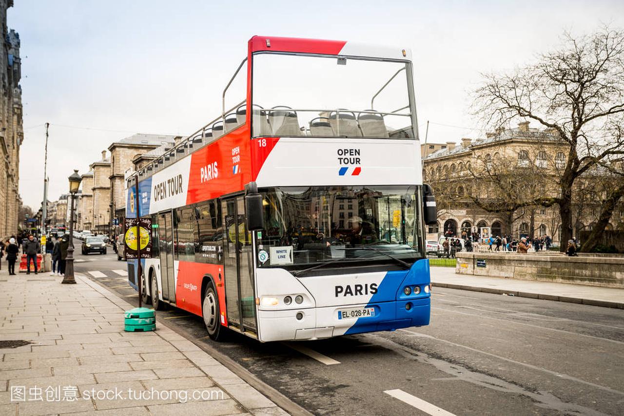 巴黎, 法国-2018年2月14日: 巴黎的旅游巴士, 法