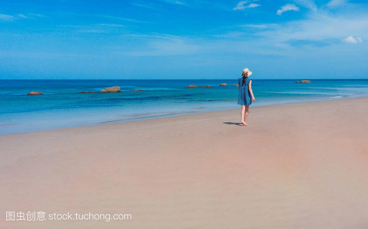 在泰国兰达岛白色沙滩上穿衣服的年轻女子