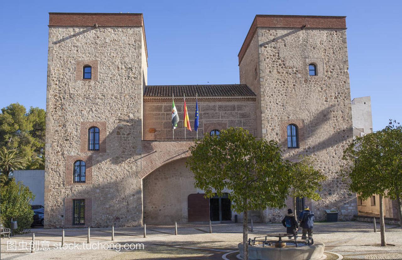 西班牙巴达霍斯省考古博物馆门面的游客