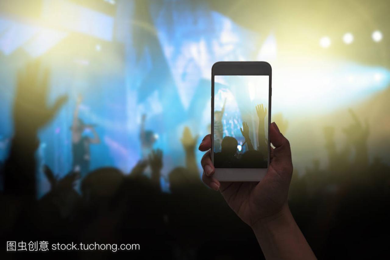 手持移动智能手机拍摄视频记录或现场直播演唱