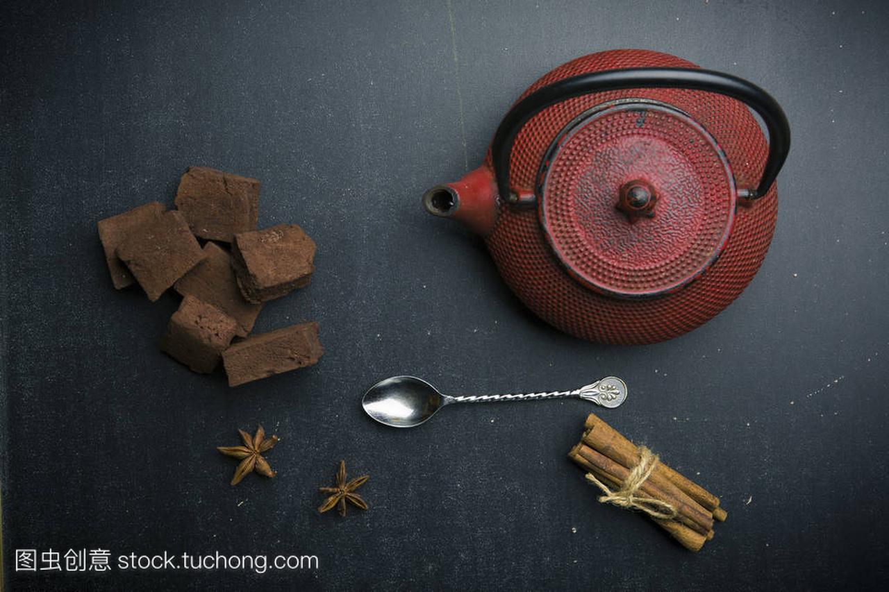 传统日本铁茶壶与巧克力棉花糖和香料