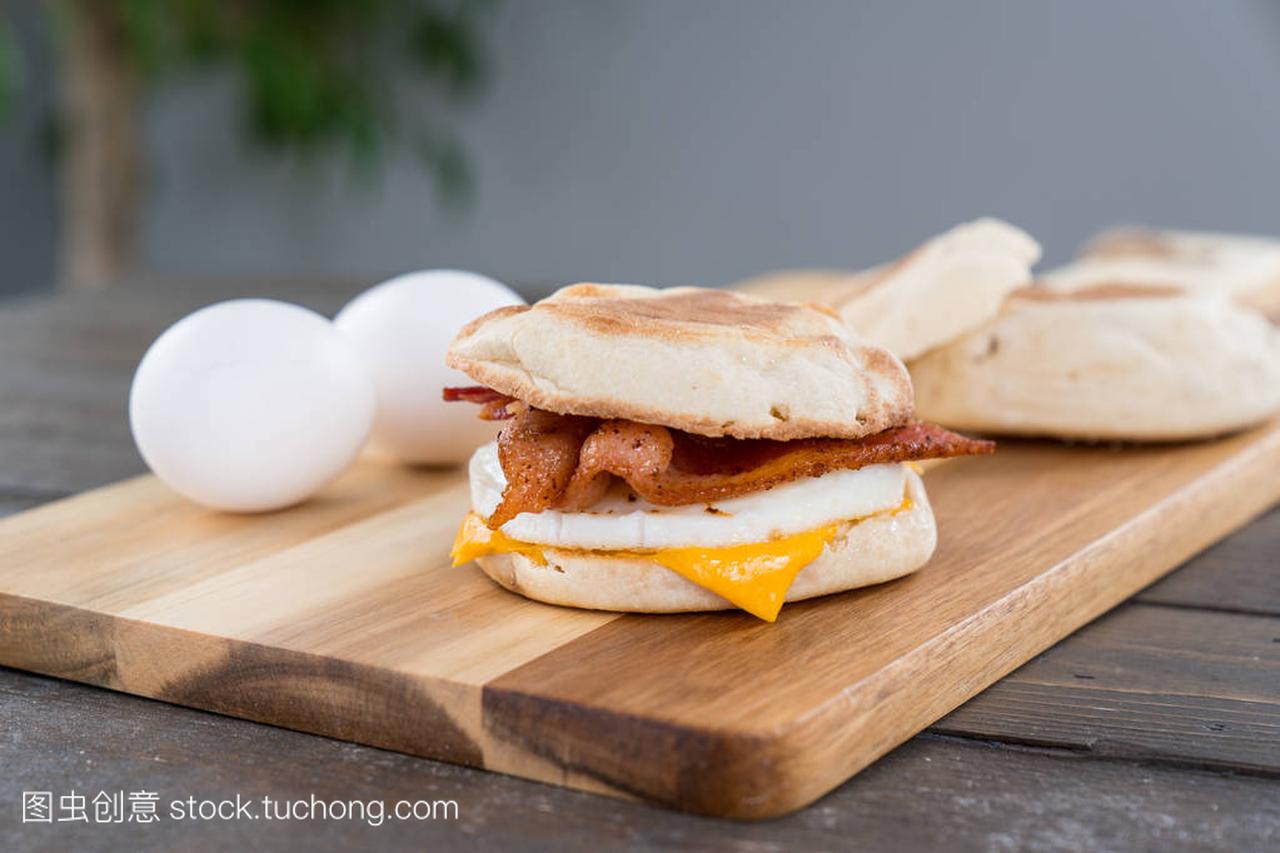 培根, 鸡蛋和奶酪早餐三明治