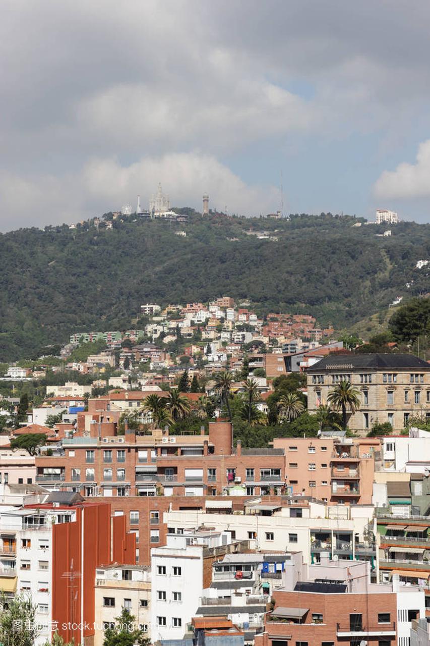 巴塞罗那的房子模式与 Tibidabo 在山上
