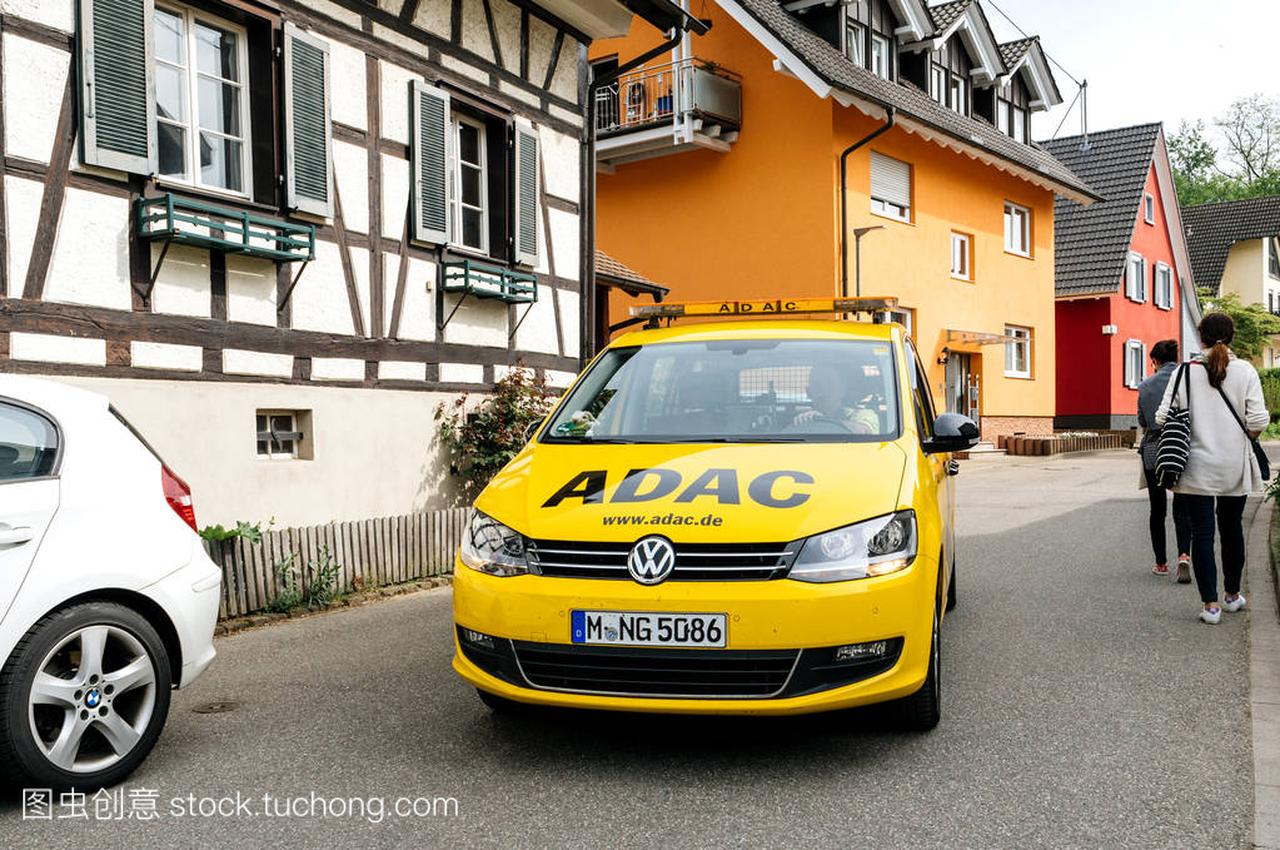 安全安全车从 Adac 驾驶在平静的德国城市