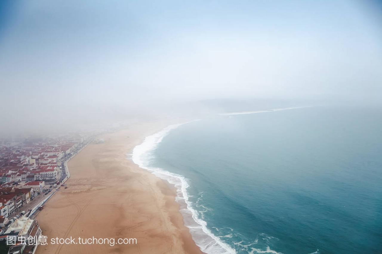 Nazare, 葡萄牙, 在阴雨雾天气的海洋海岸