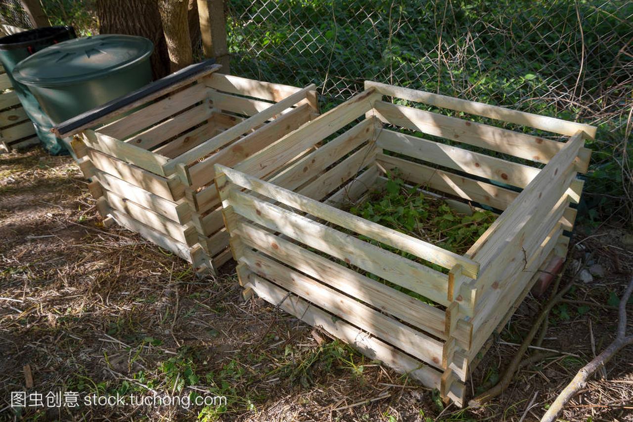 堆肥箱作为简单的木筒在花园里