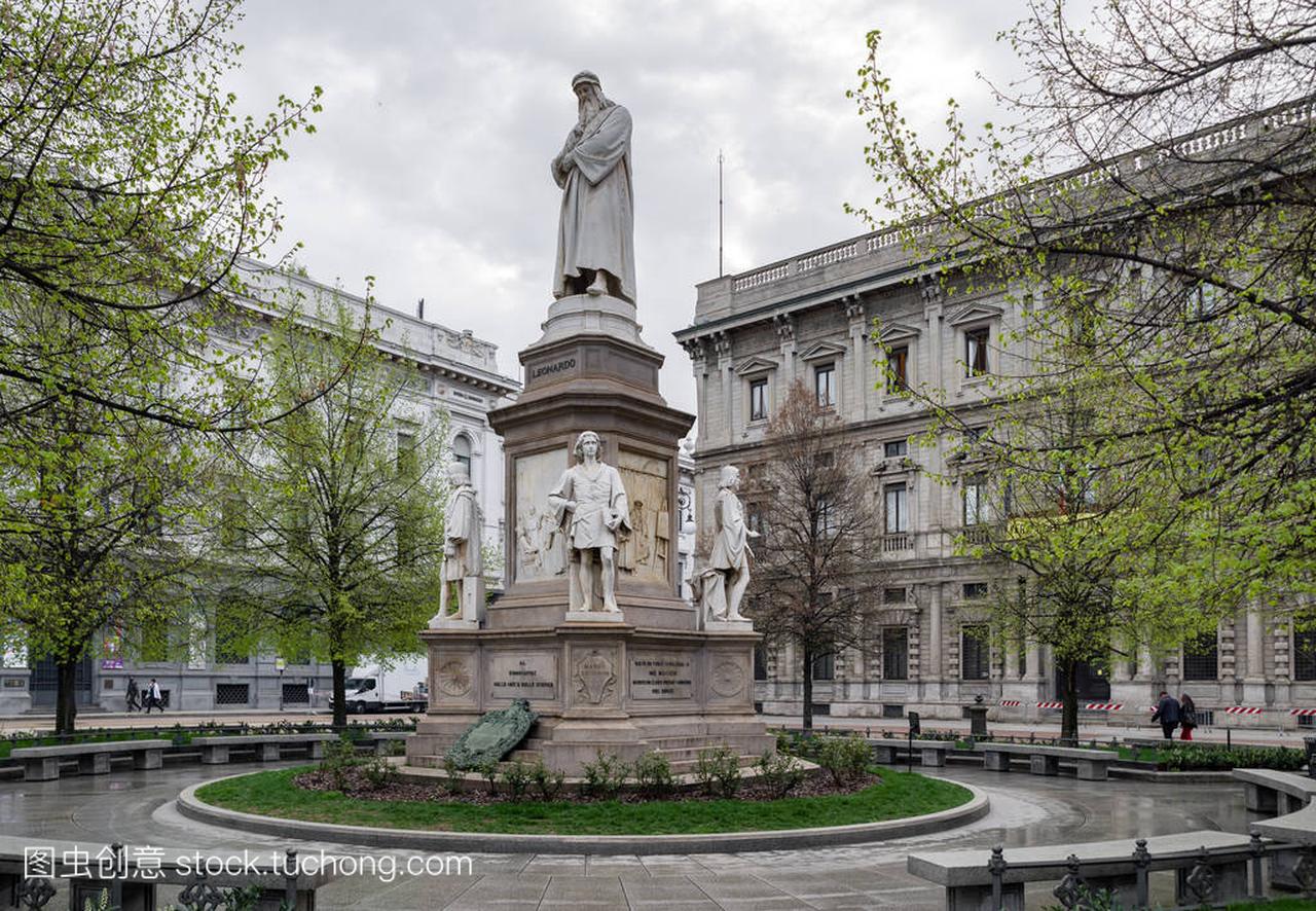 莱昂纳多 · 达 · 芬奇雕像在米兰,意大利