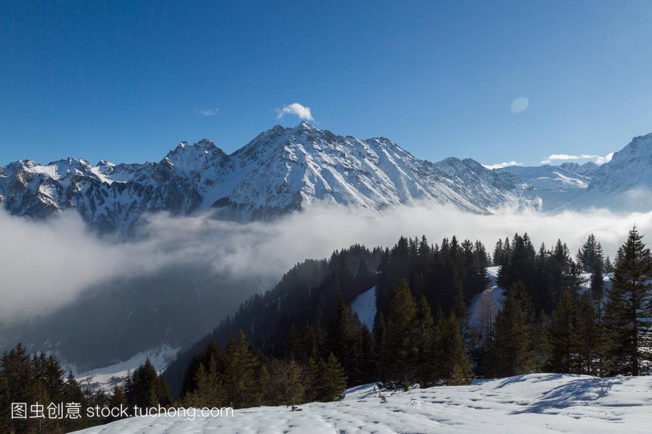 冷的冬天风景在奥地利阿尔卑斯