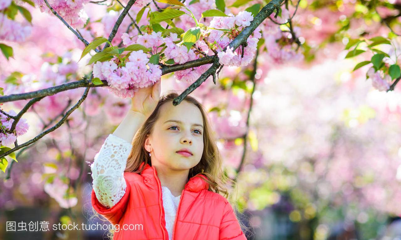 可爱的孩子喜欢自然在春天的日子。女孩长头发