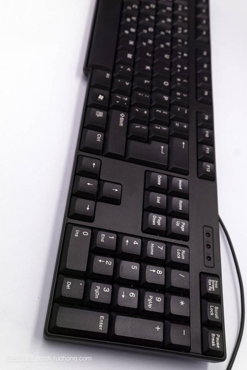 在白色背景上隔离的全尺寸无线台式计算机键盘