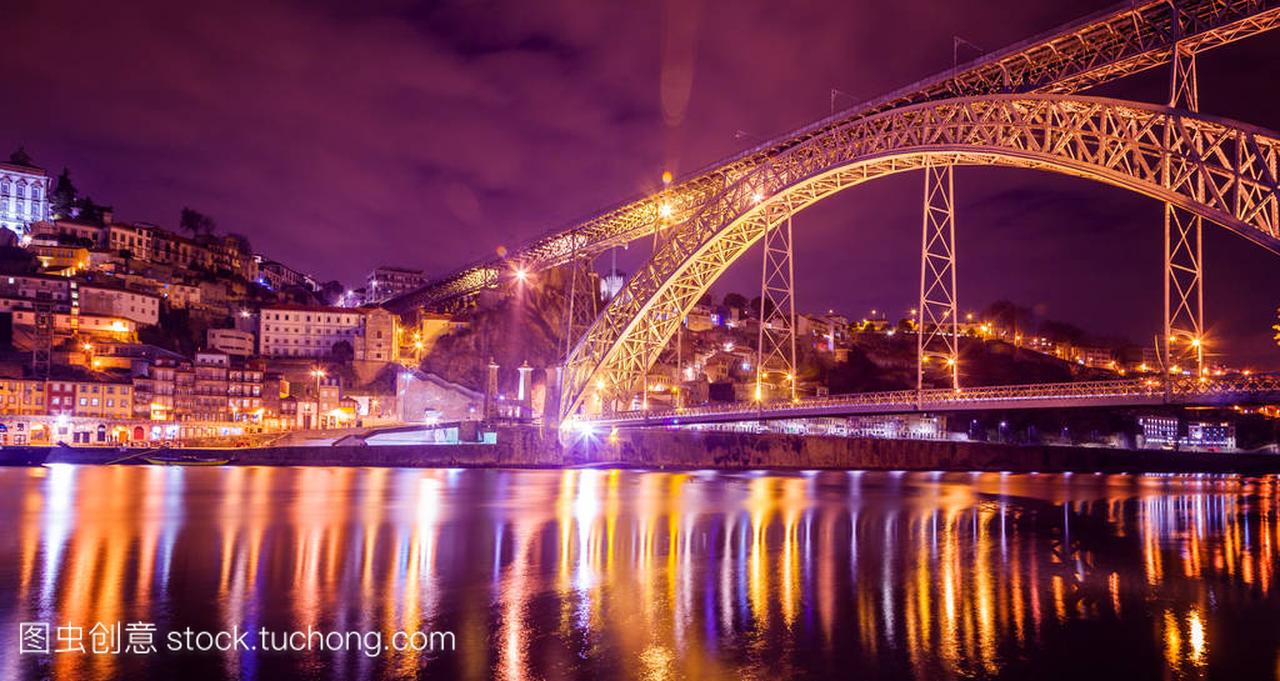 Dom 路易斯大桥夜间照明。波尔图, 葡萄牙西欧