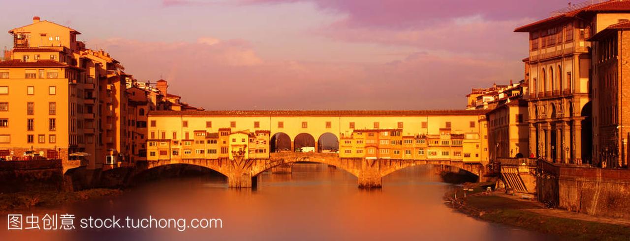 意大利佛罗伦萨旧的美丽日落景色