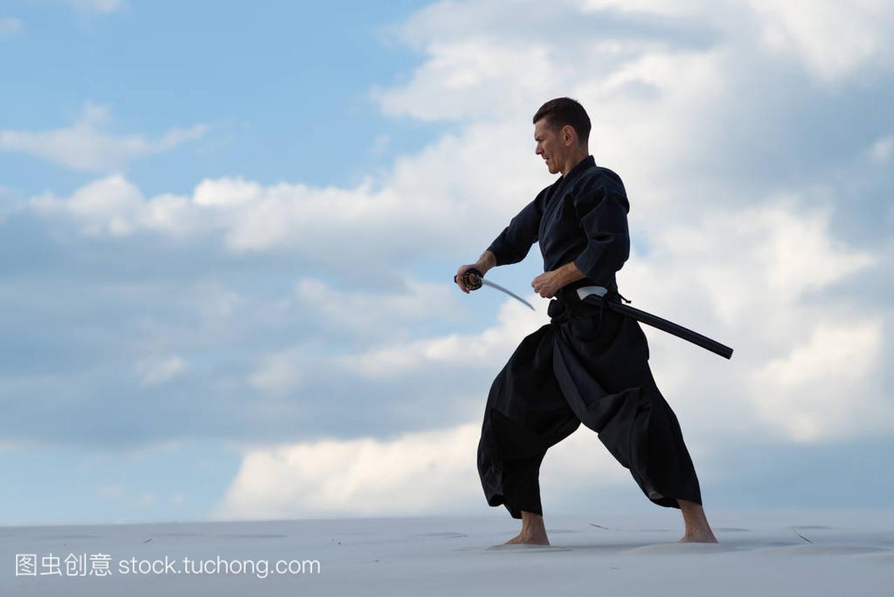 专注的人, 在传统的衣服, 是练习日本武术-iaido