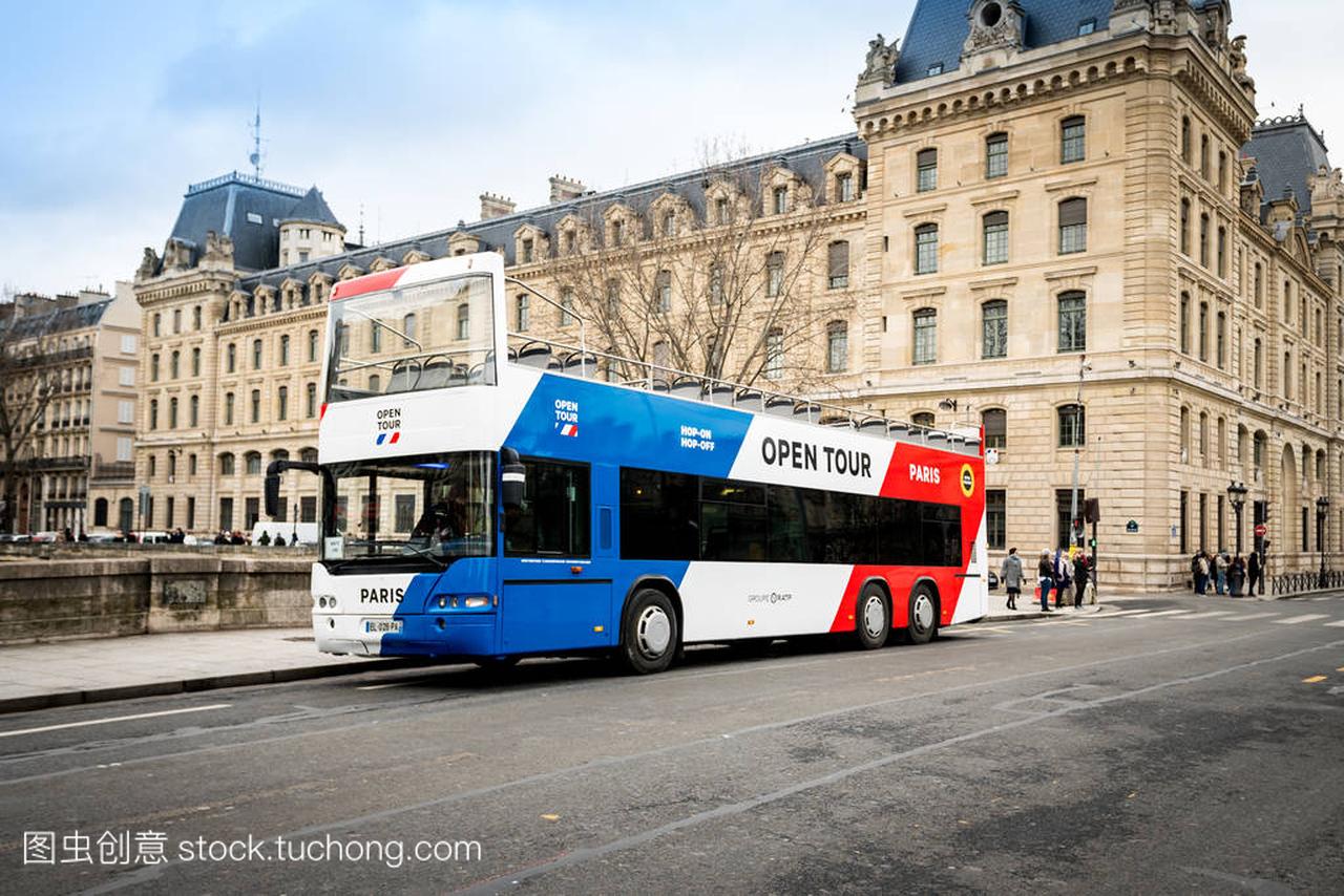 巴黎, 法国-2018年2月14日: 旅游巴士在巴黎, 法
