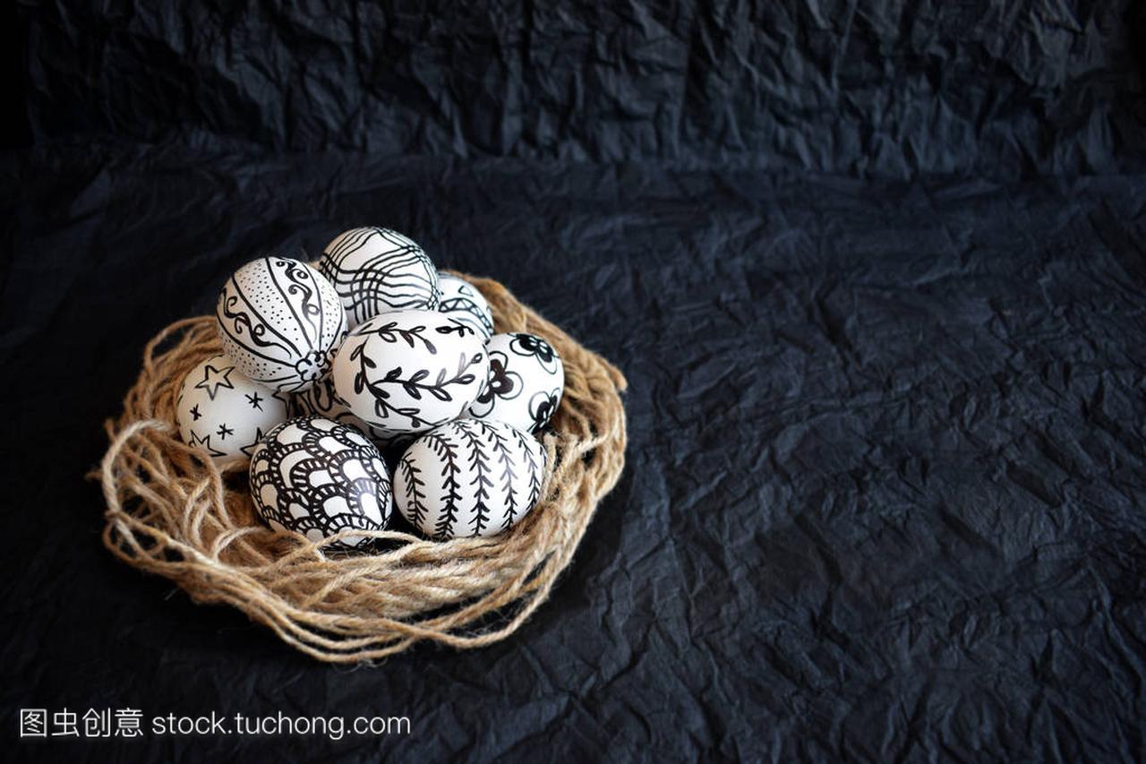 复活节彩蛋与手工绘制不同的涂鸦图案在装饰巢