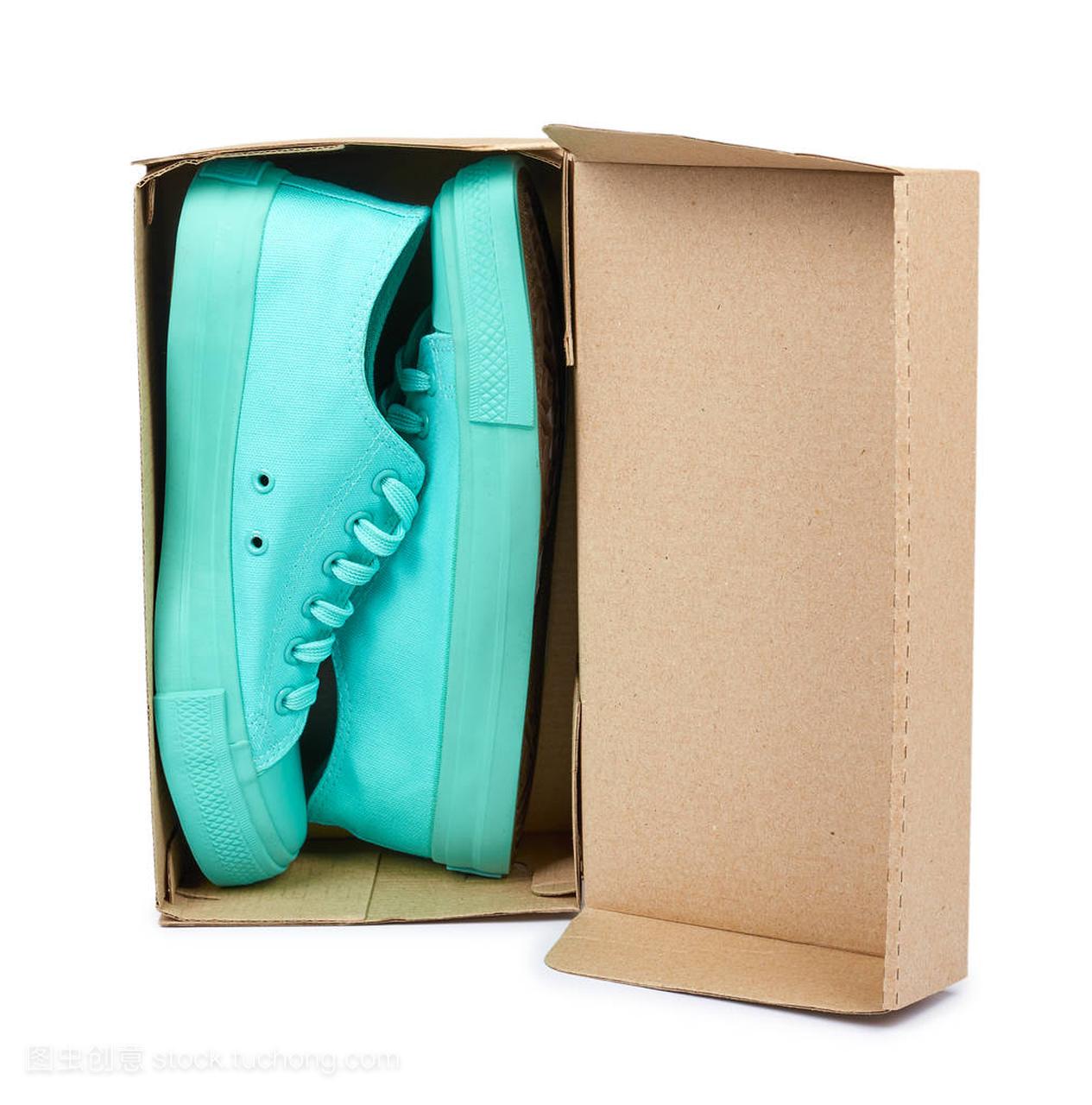 绿松石橡胶运动鞋与箱子, 休闲鞋子在白色背景