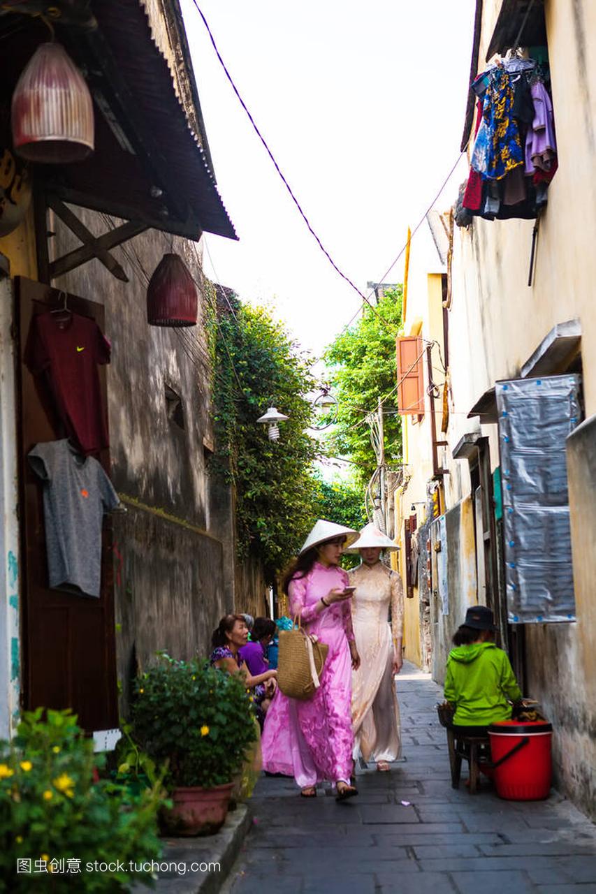 越南, 广南安, 2018年4月26日: 穿 ao 的越南妇