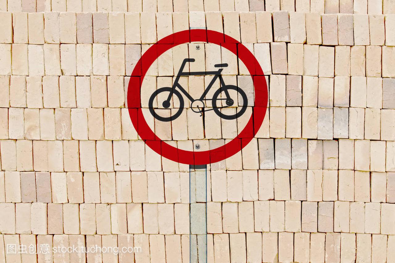 自行车允许交通标志印在成堆的砖块上, 就像涂
