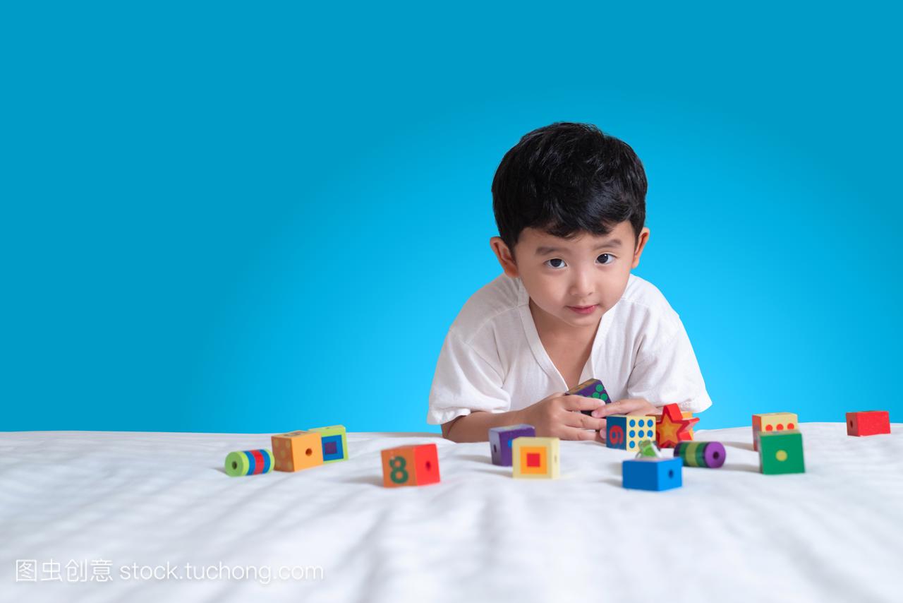 3岁的小可爱亚洲男孩玩玩具或方块拼图在家里