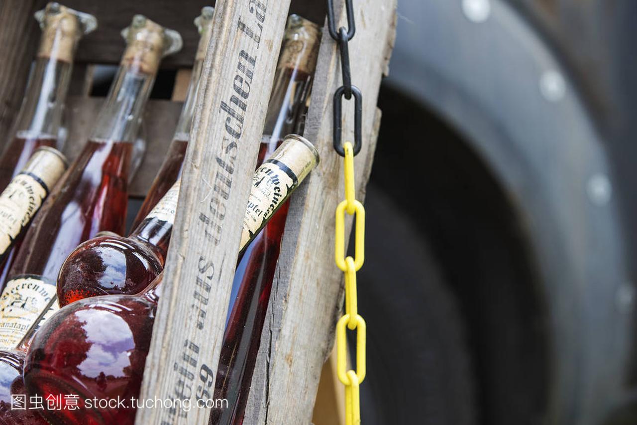多彩多姿和各种各样的酒瓶在街道食物节日在哈