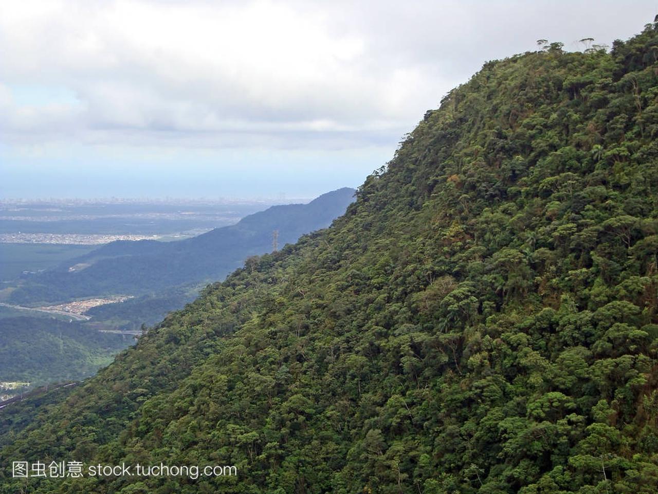 巴西圣保罗沿岸附近大西洋森林覆盖的山脉景观